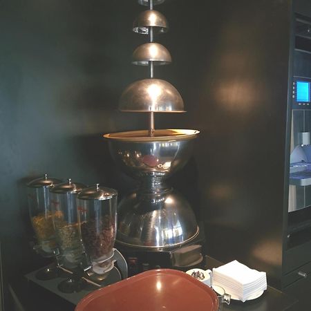 吕内维尔南希布里特舒适酒店 外观 照片